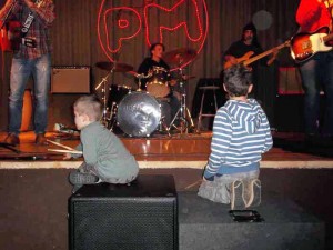 Due aspiranti musicisti in ascolto