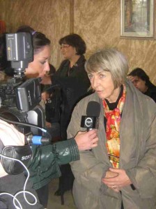 Patrizia Gentilini risponde a Michela Monti durante un'intervista