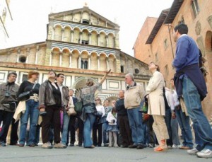 Turisti in piazza Duomo a Pistoia