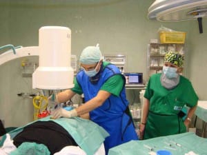 I medici Del Chiaro e Tommasini durante la procedura