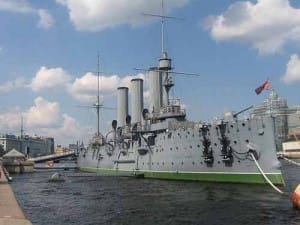 L'incrociatore Aurora, la nave da cui partì il colpo di cannone che dette inizio alla rivoluzione di ottobre