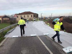 Si stendono teli di plastica sugli argini...