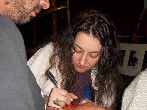 Arianna mentre firma il suo Cd