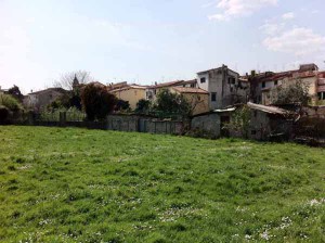 Zona ortiva sul retro delle case di Via di Porta San Marco accessibile dalla nuova lottizzazione di Via del Pelago. Si notano resti degli antichi lavatoi indicati nella relazione del 1835