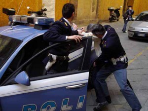 La polizia esegue un arresto