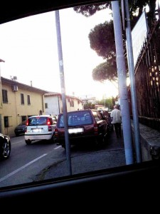 Macchine lungo la via...