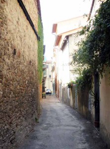 In via Tomba si intravede l’impalcatura sulla sinistra
