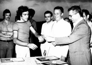 Il Presidentissimo (in bianco) sorride accanto al Sindaco Amadori. Torneo dei Bar, 22 luglio 1973