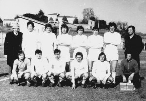 L’Ac quarrata (Belli con il cappello a sinistra) che affrontò l'Unione Valdinievole nella primavera del 1973