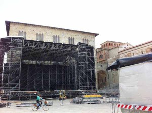 Ferite in piazza Duomo. 1