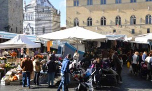Mercato settimanale in piazza Duomo a Pistoia