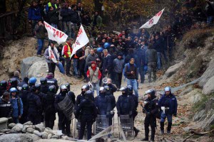 Demonstrators of the "No Tav" (No to Hig