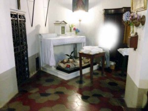 Una foto con i piatti di plastica nella chiesa di Pracchia