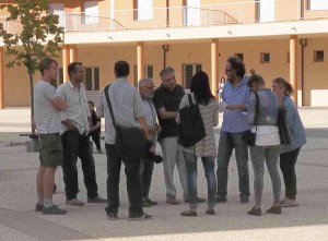 Il presidio mentre parla con i giornalisti