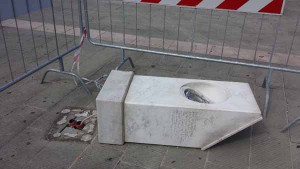 La colonna di marmo abbattuta