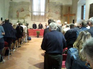 Don Palazzi prega prima di dare l’annuncio in Aula Magna