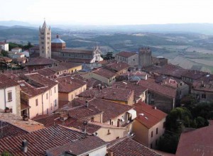 Veduta di Massa Marittima con il campanile del duomo che svetta sui tetti